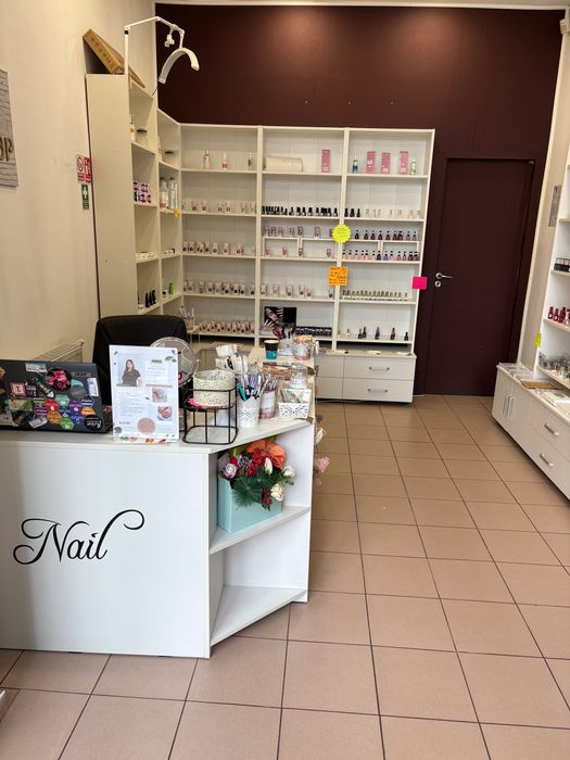 Vând Mobilier magazin