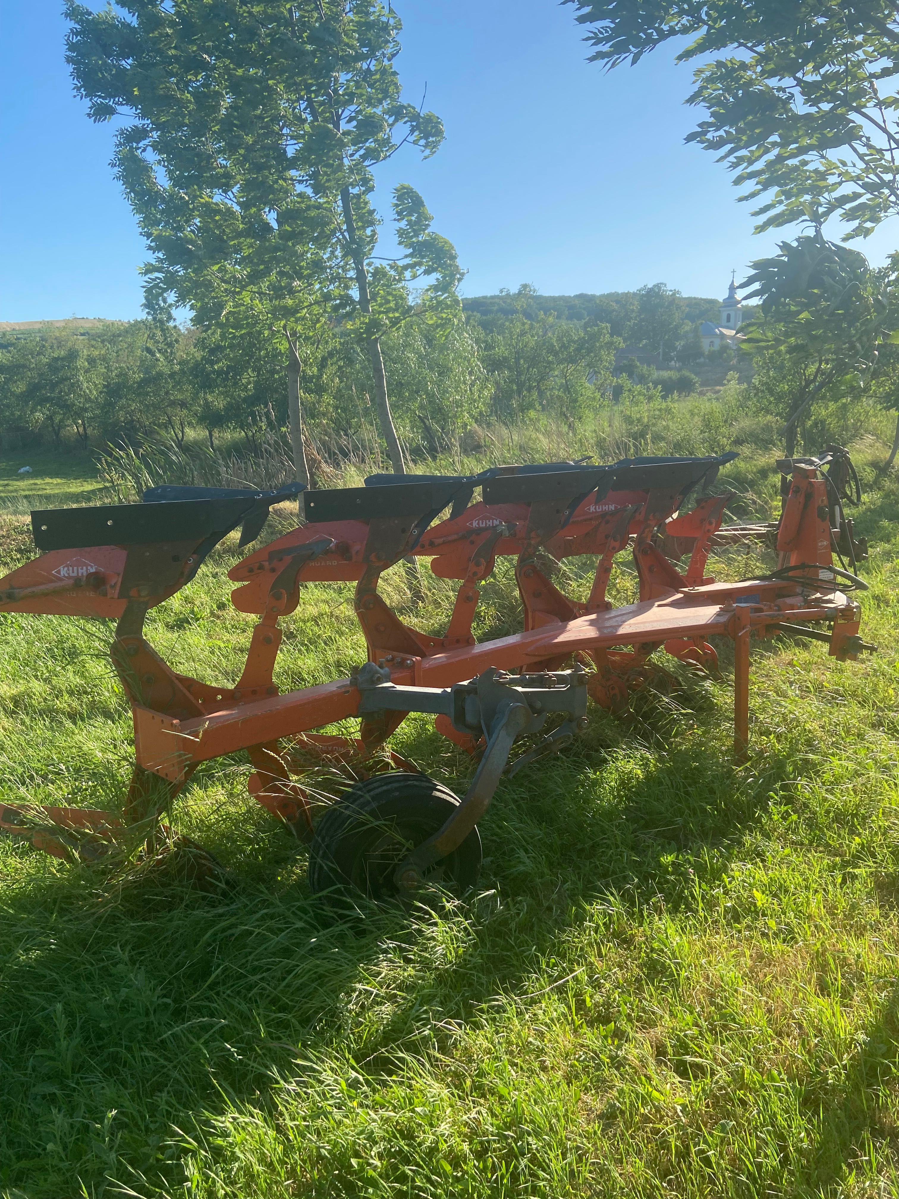 Remorca socomatp-gruau 10T cu o axa + plug kuhn master 120