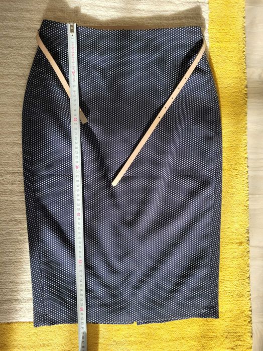 Fusta dreapta, mulata, bleumarin cu picațele albe, marimea 36.