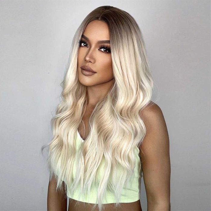 Висококачествена светло руса чуплива перука с тъмни корени на път