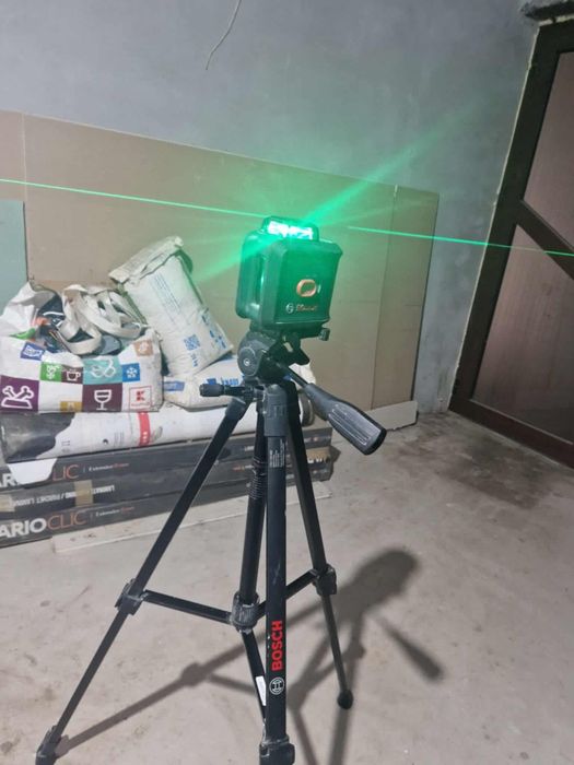 Laser Bosch cu trepied