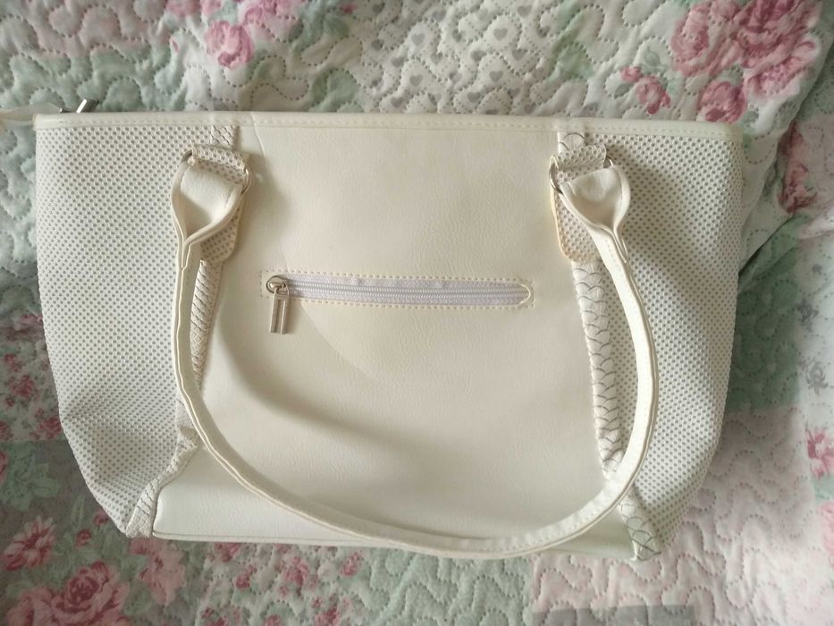 Дамска чанта Prada - изкуствена кожа средно голяма!!!