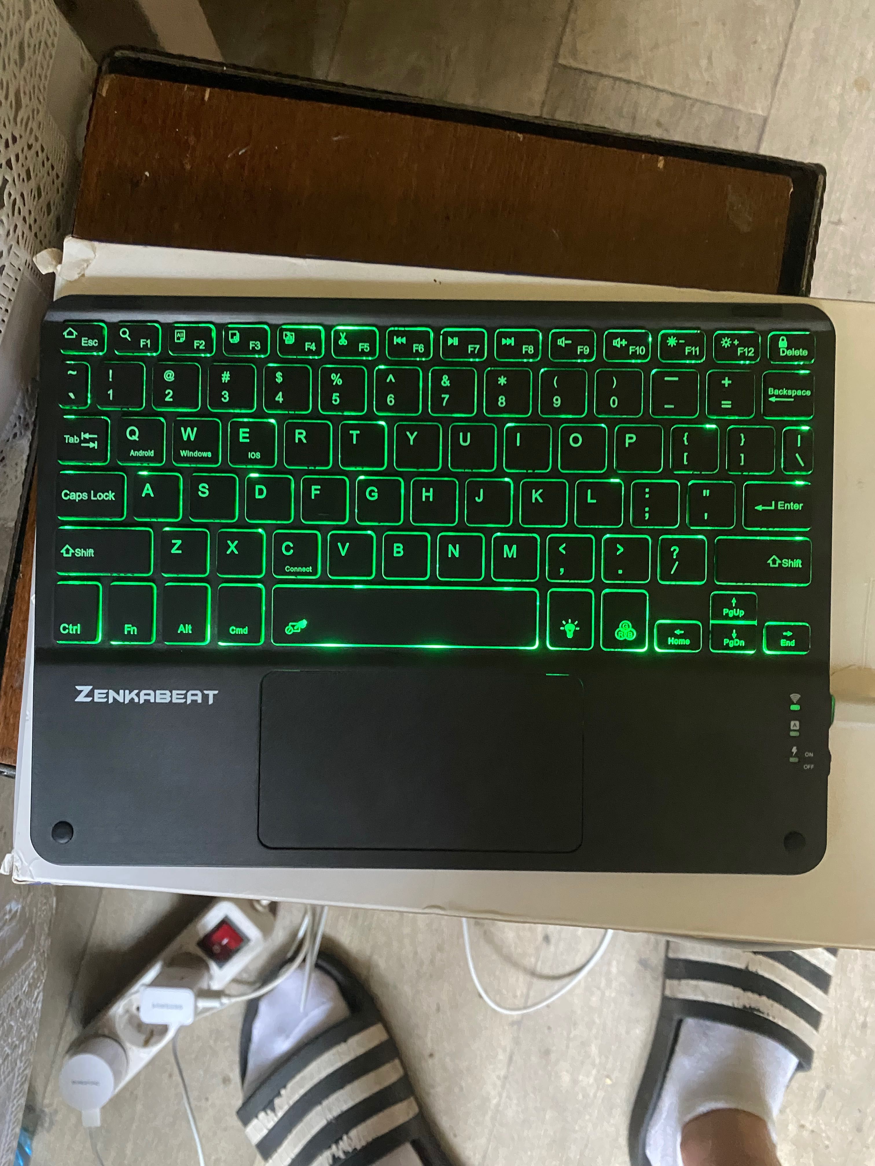 Tastatura Wireless pentru iPad ZenkaBeat