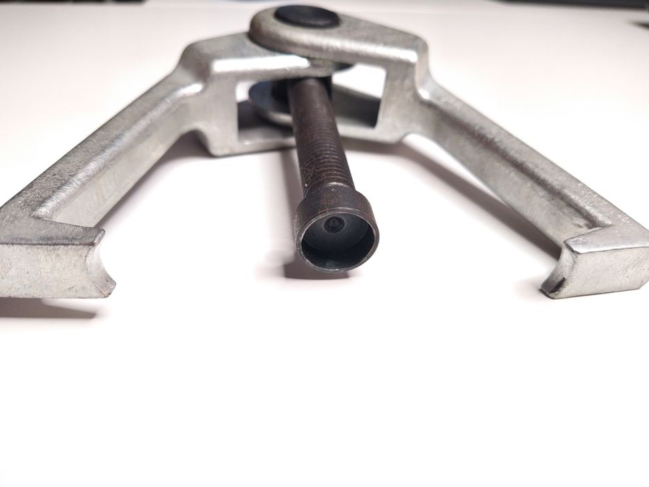 Presa cu 2 Brate Extractor Separator Capete de Bara sau Pivoti 18MM