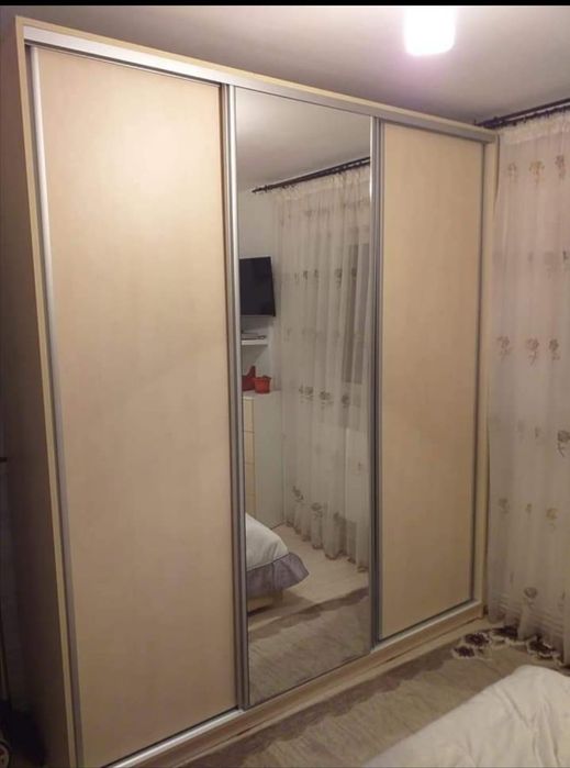 Închiriez apartament 3 camere .