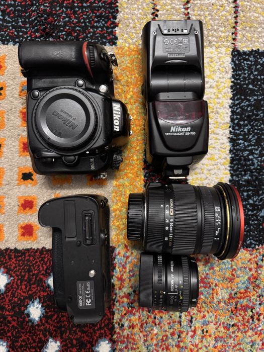Nikon 7200+ grip /Sigma 17-50 mm, f2.8 /nikor 50 mm f1.4 /blitz sb 700