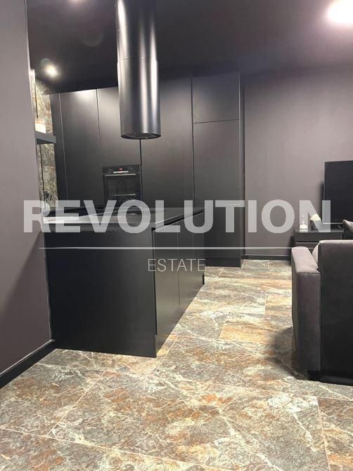 Дава се под наем Тристаен апартамент в Варна, Галата - 122 кв.м за 1100 € - Снимка #2