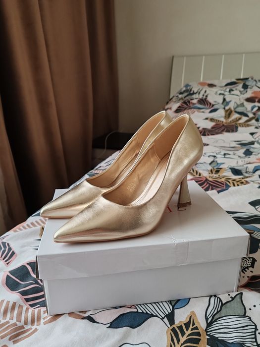 Pantofi cu toc stiletto, auriu, marimea 36, noi