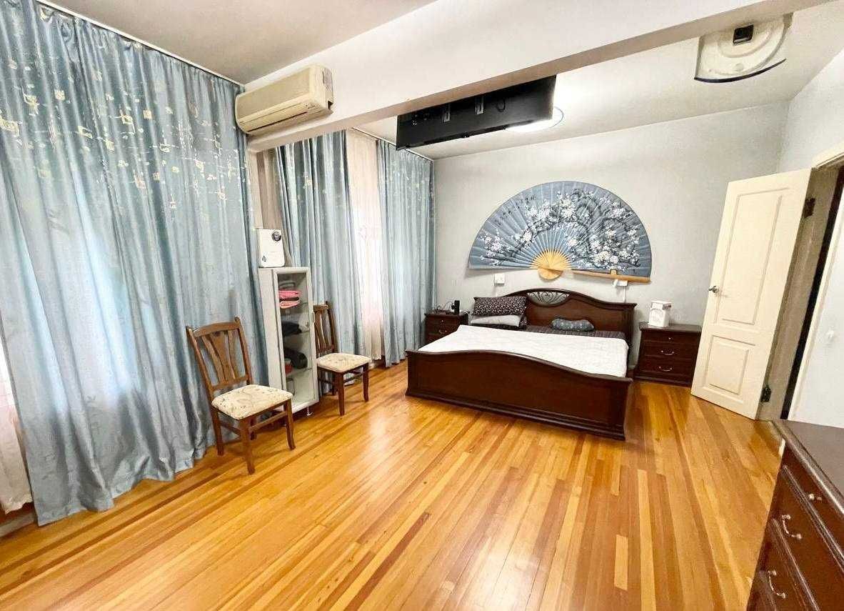 Продается 4 комнатная квартира 180  м.кв на ул.Айбека