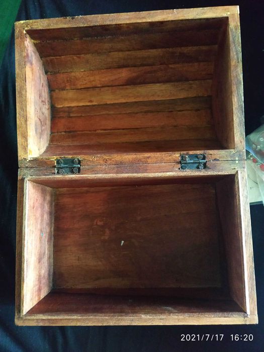 Стилен дървен органайзер за бижута