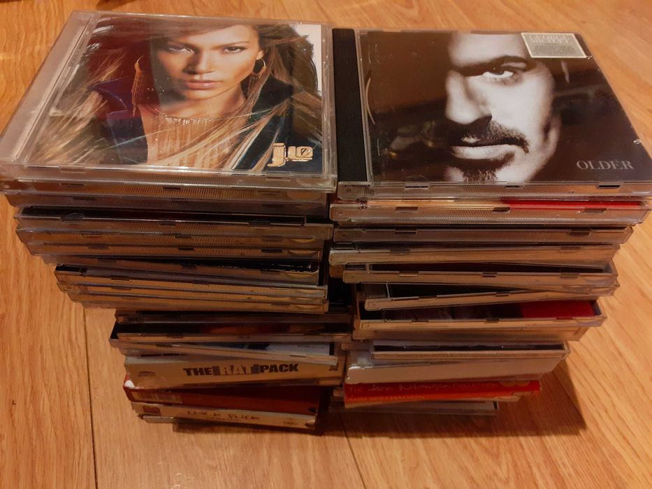 60 броя оригинални дискове (CD) с английска музика