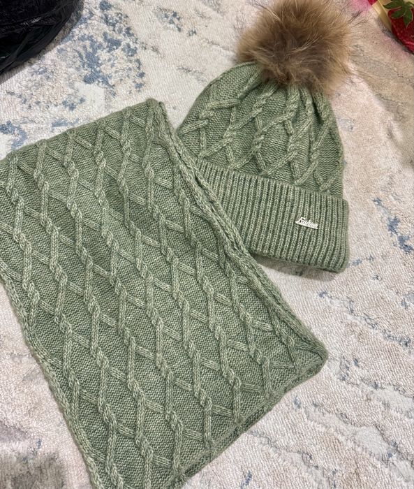 Шапка с шарфиком сатылады