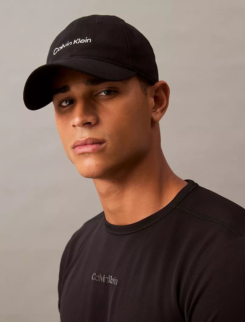 Кепки от Armani Exchange, Tommy Hilfiger и Calvin Klein