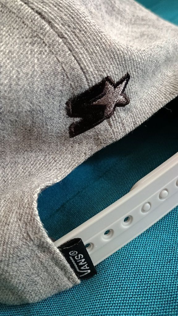 Продавам скейт шапка Vans
