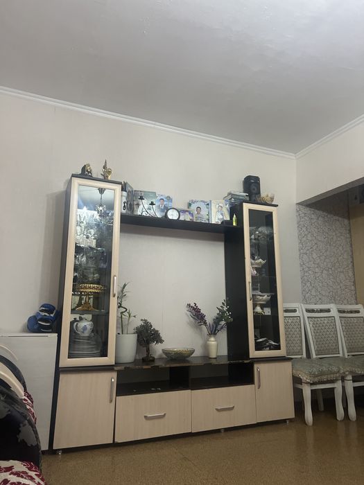 Горка для посуды в гостинную