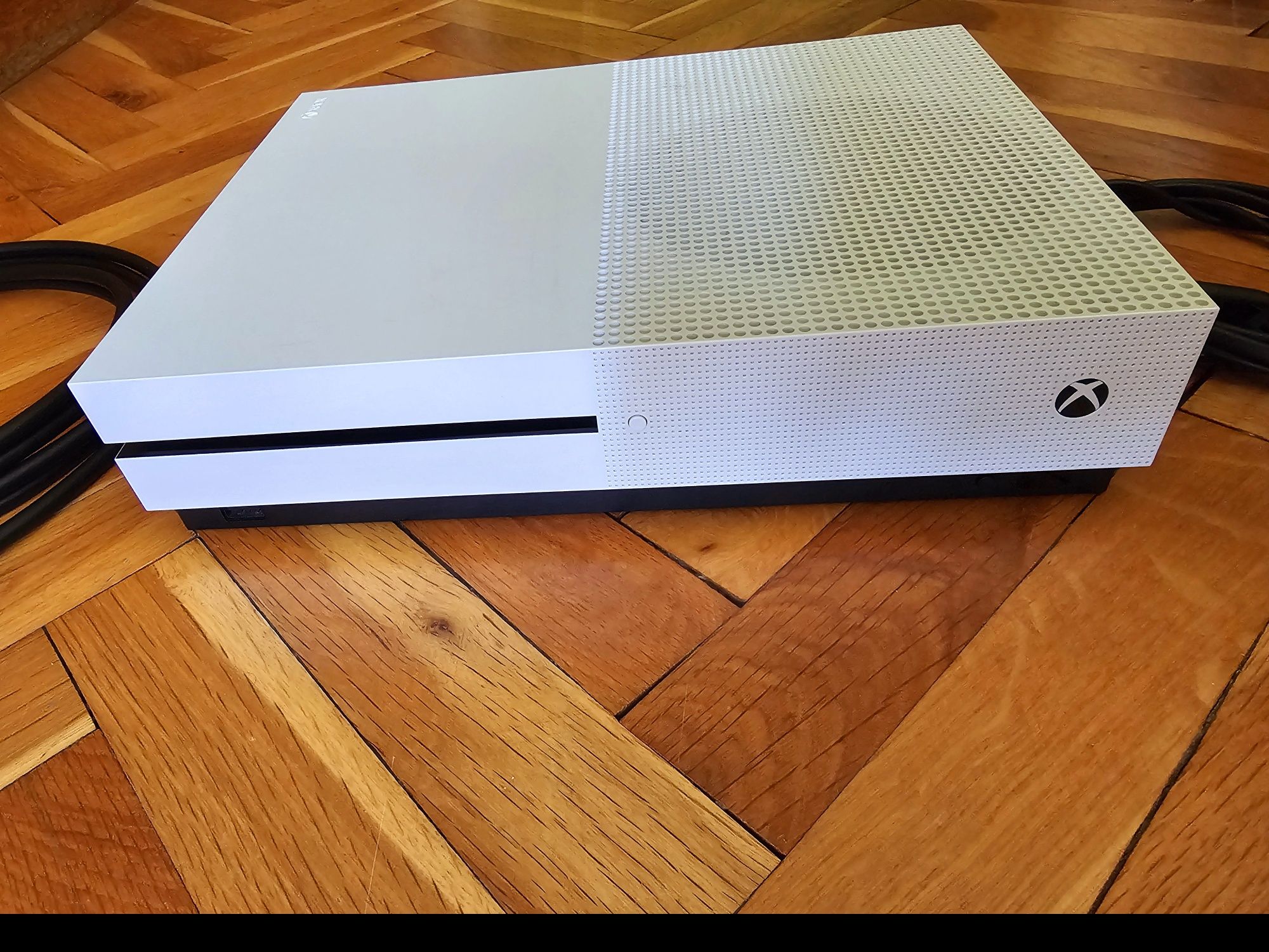 Xbox One S 1TB + 2 джойстика