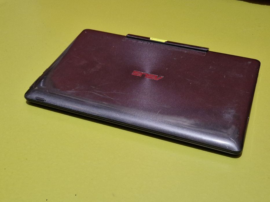 Laptop 2 in 1 - tableta cu display fisurat