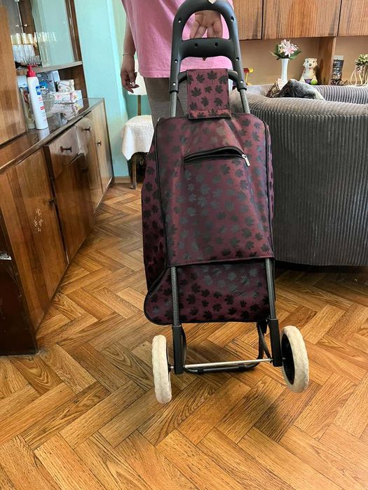 Продавам пазарска чанта с колелца