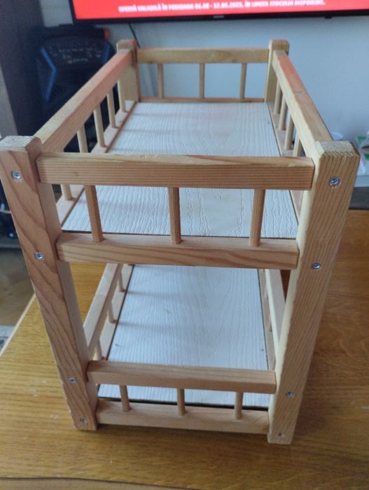 Vând pătuț din lemn pentru păpuși