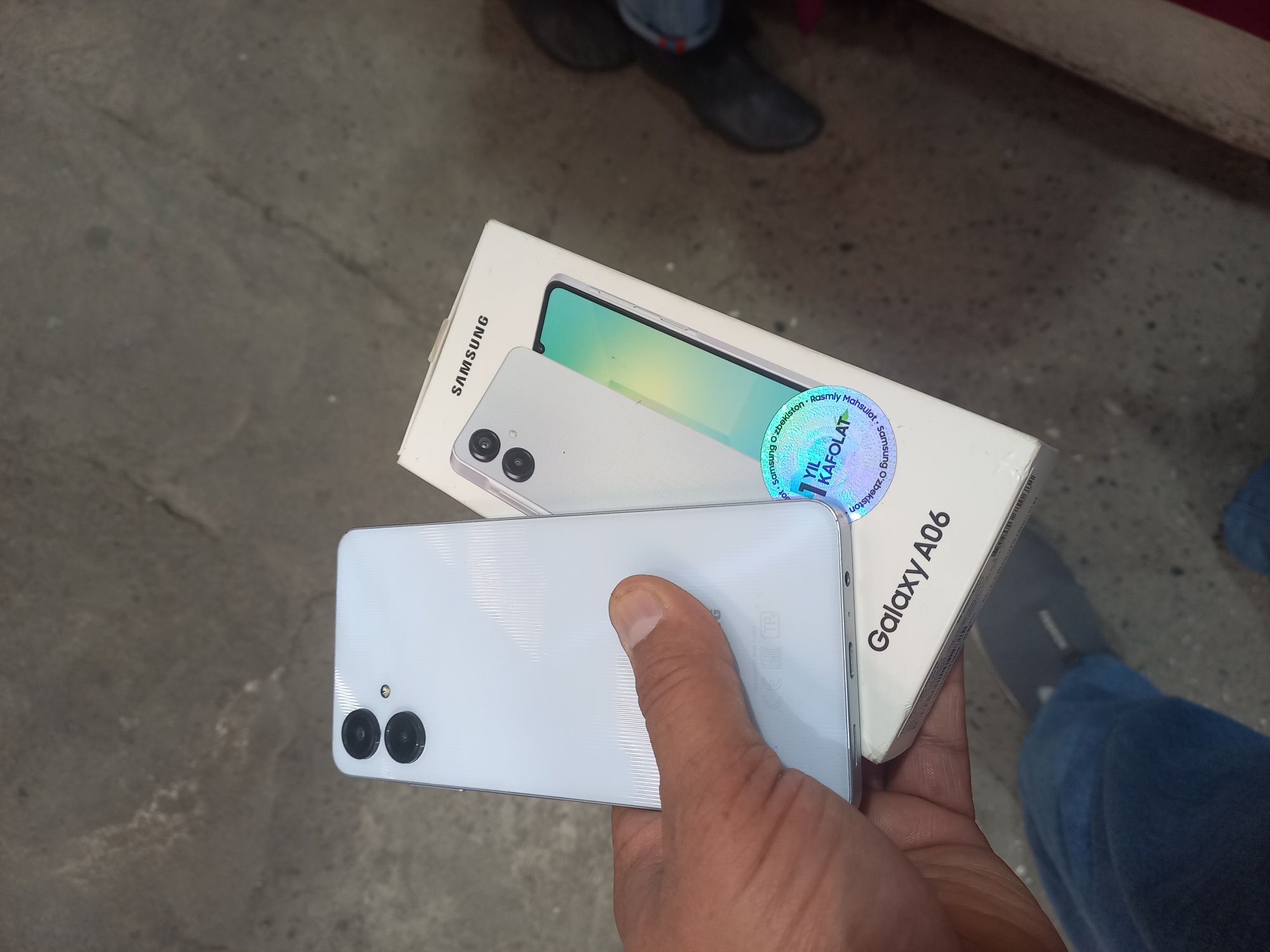 A06 Samsung ideal tiniq 128GB hotirasi 6GB aperativkasi karobka bor.