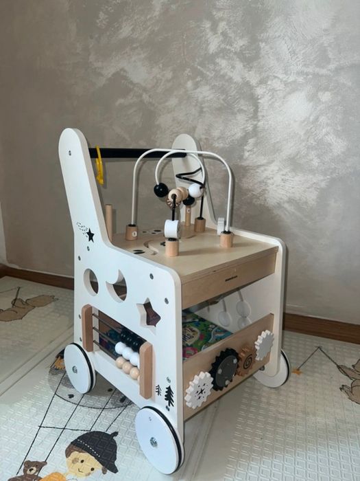 Antemergător Mamabrum din lemn cu jocuri Montessori
