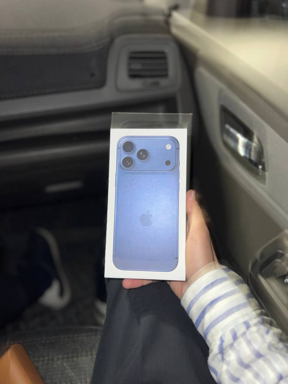 iPhone 17 pro max deep blue