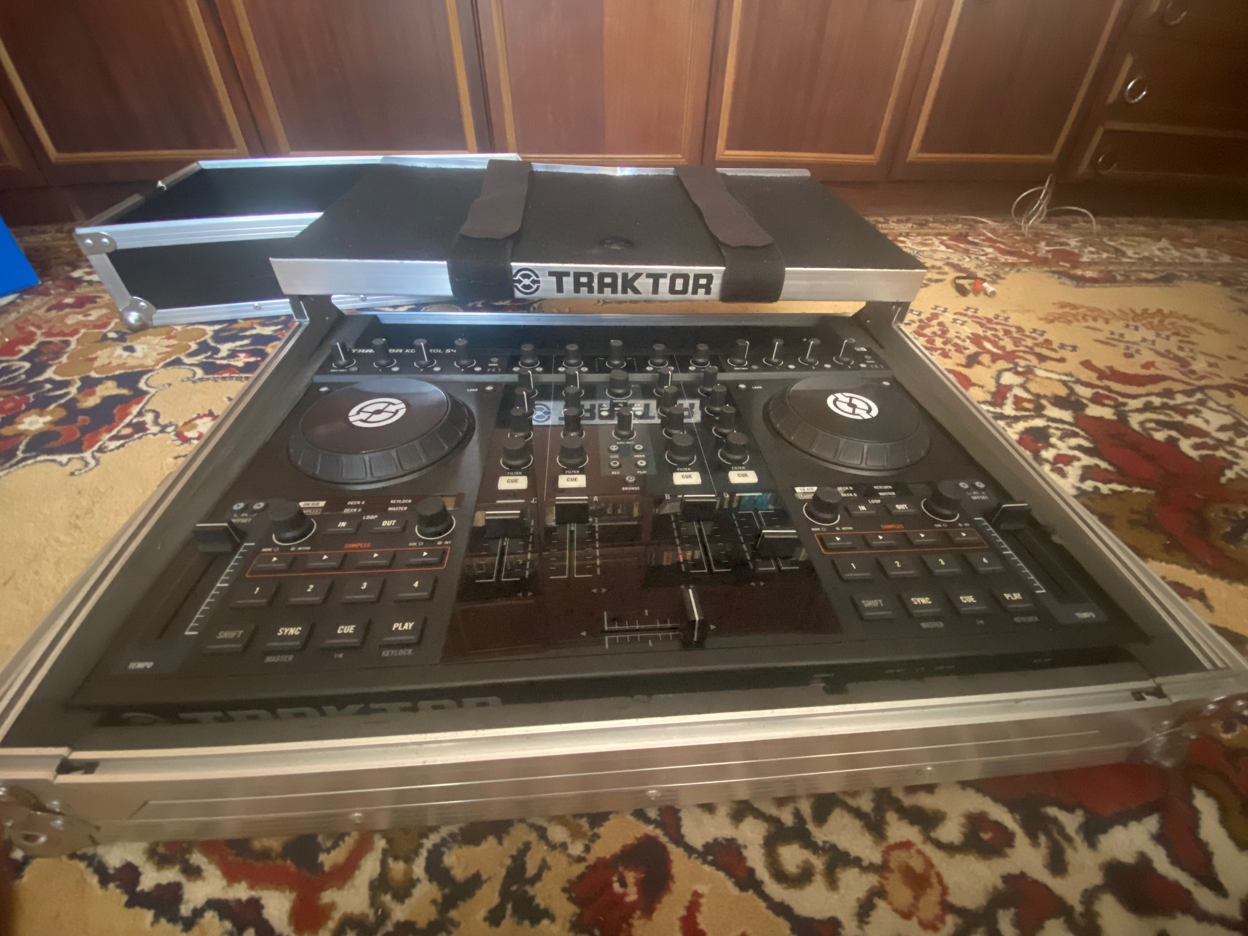 Traktor S4 DJ Controller (контролер за миксиране Native Instruments)
