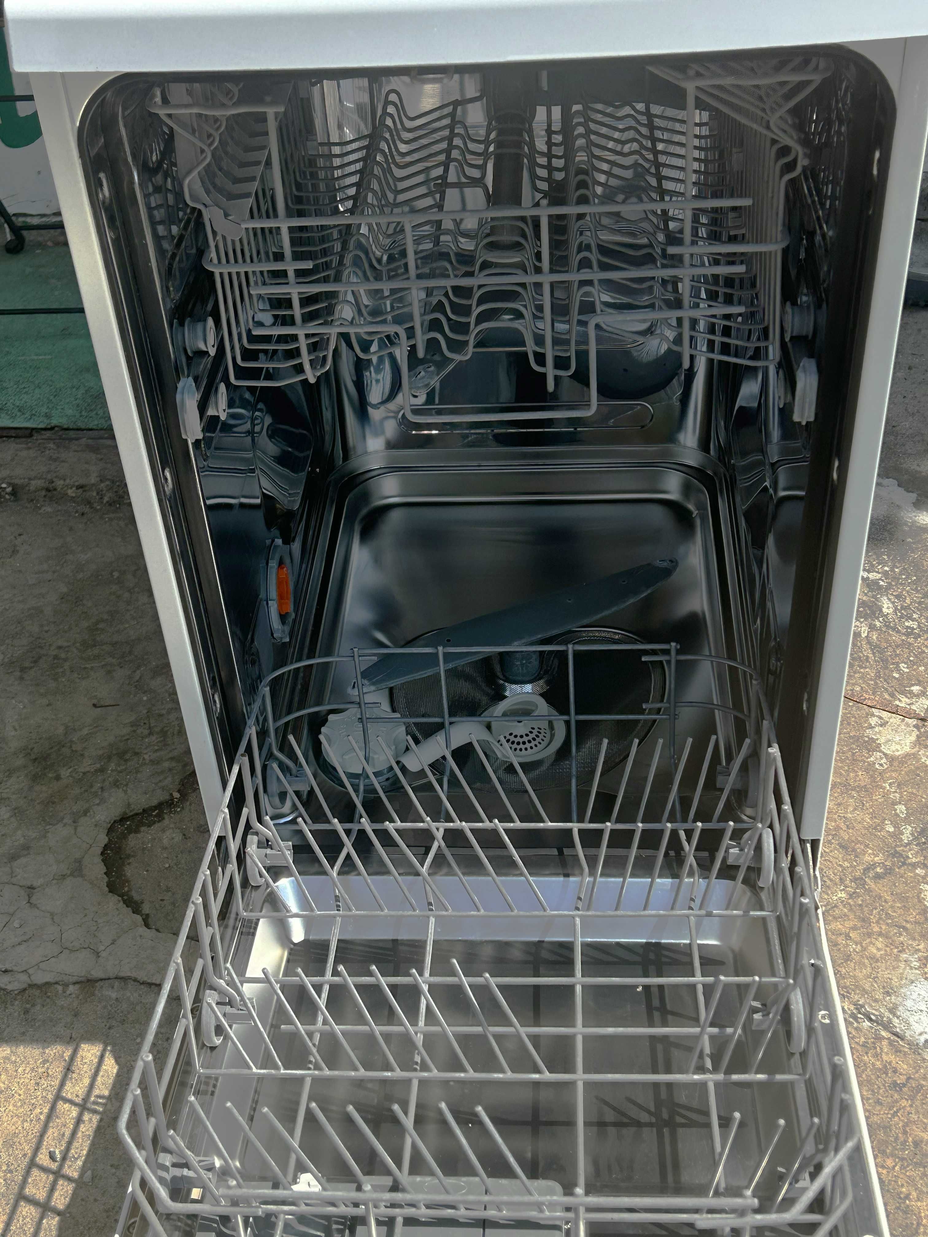 Съдомиялна машина 45 см свободностояща AEG Favorit 54760