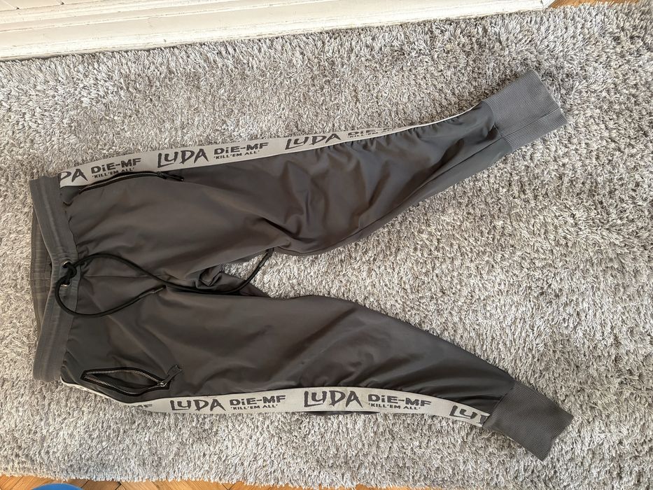 Анцуг луда.