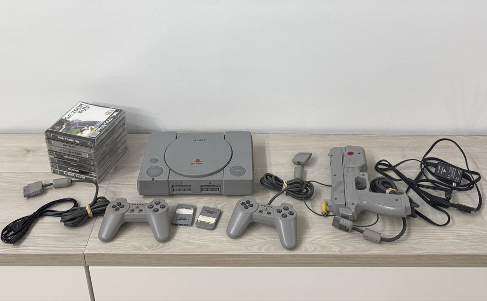Sony PlayStation 1 SCPH-1002 complet + 7 jocuri + pistol Sony Namco