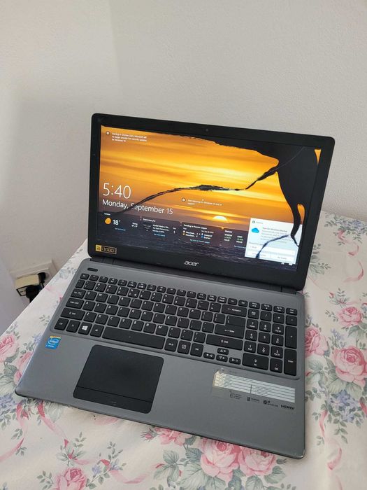 docking station Laptop Acer cu display spart baterie buna