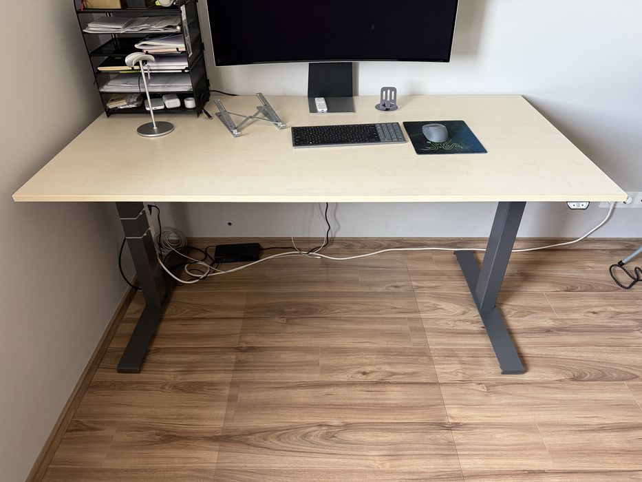 Birou reglabil pe inaltime / Adjustable desk