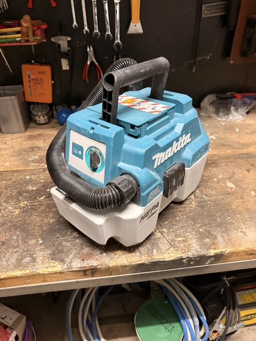 Makita акумулаторна прахосмукачка