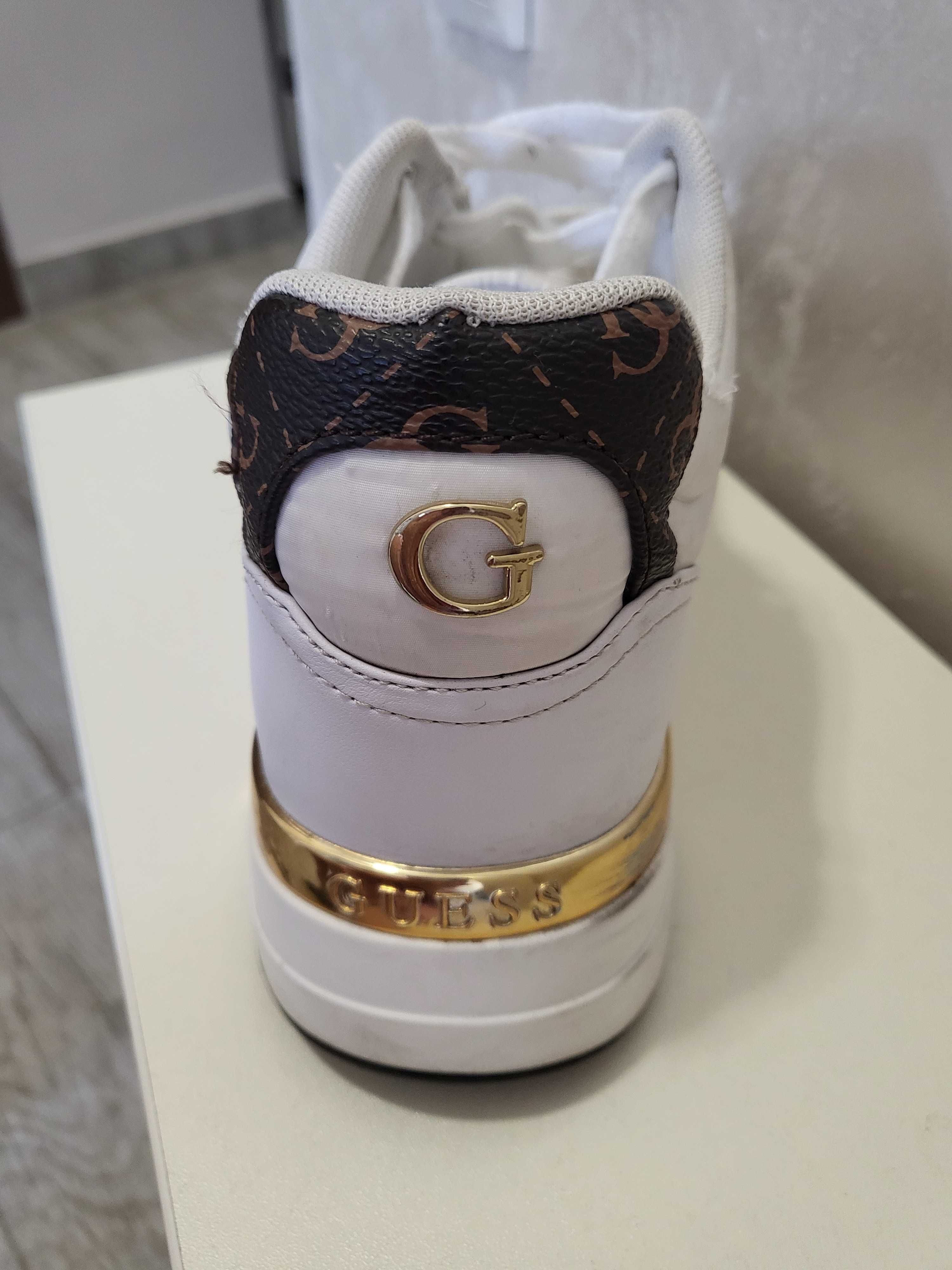 GUESS Сникърси/ спортни обувки