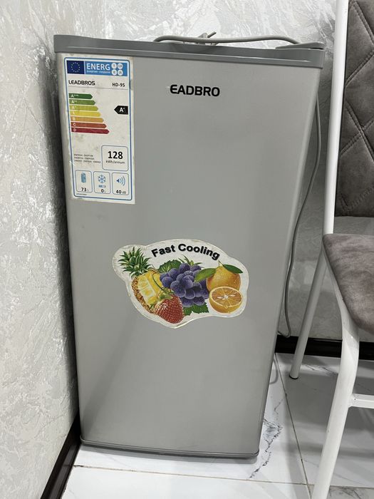 Продам маленький компактный холодильник