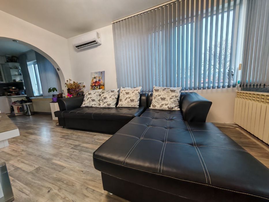 Черен кожен диван с лежанка