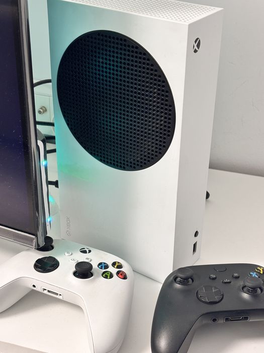 Vând consolă Xbox series S cu 2 manete • Stare impecabilă