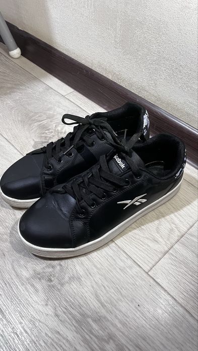 Продам черный Reebok