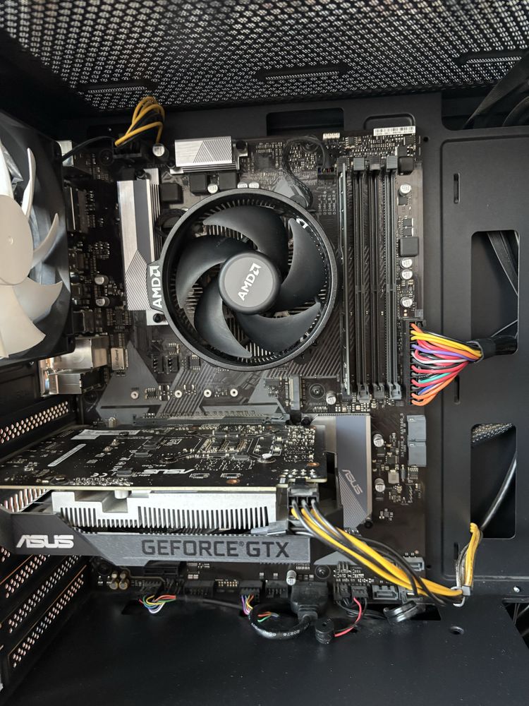 Геймърски компютър Ryzan 5 + GTX 1650 + SSD + монитор Los - Отличен