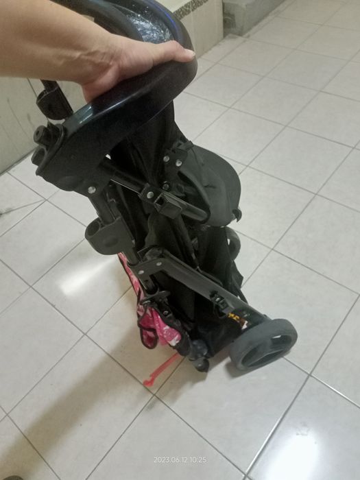 Продам коляску очень удобная и красивая