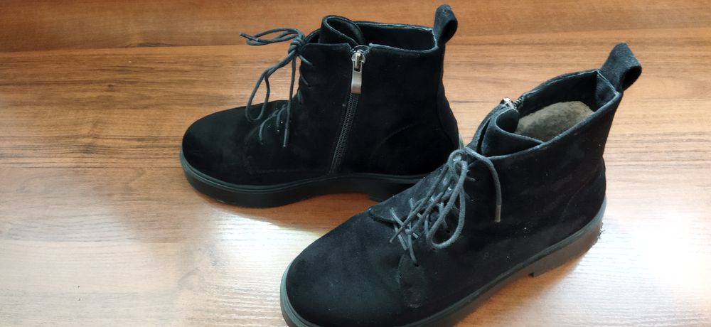 Сапоги замшевые черный цвет,40 размер в хорошем состоянии теплые, зимн