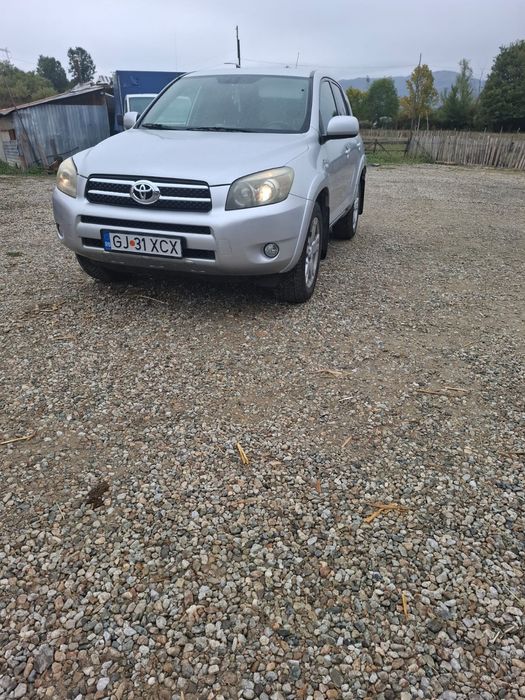 Vând Toyota RAV4
