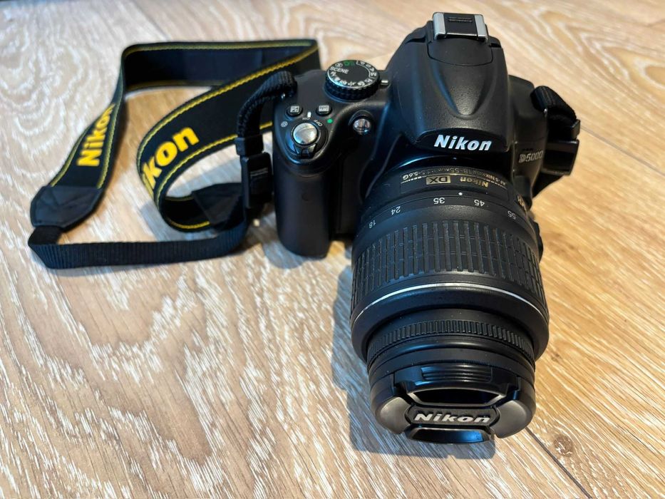Aparat foto DSLR Nikon D5000, obiectiv 18-55mm f/3.5-5.6 AF-S DX VR