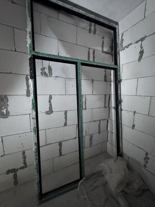 Поастиковая дверь с окном витражная