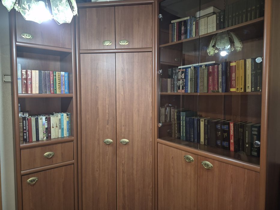 Продам угловой шкаф со столом
