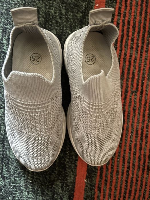 , bolalar oyoq kiyimi  krassovka va skichers 25 , 26 razmerlarda