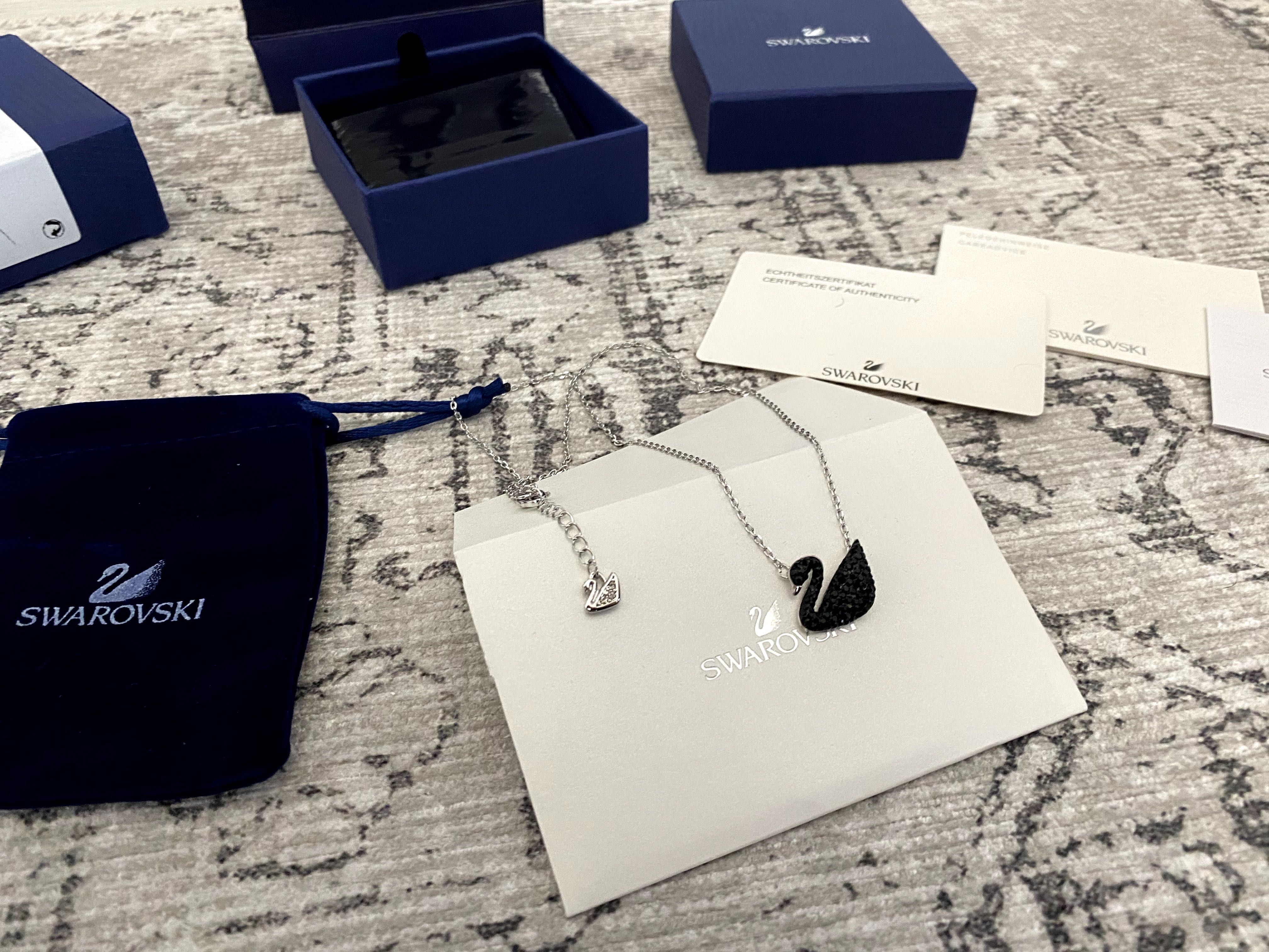 Colier Swarovski Swan lebădă neagra mărime medie cu lănțișor argintiu