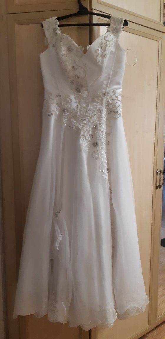 Продам свадебное платье размер 46 за 5000 тенге.