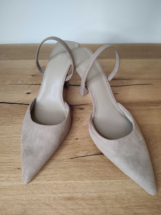 Бежови затворени обувки на ток 7см - 39/40н + ПОДАРЪК чехли