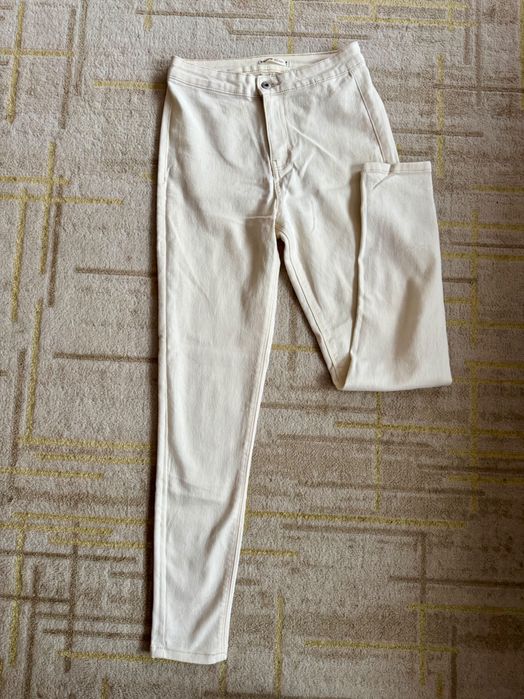 Vând blugi albi nepurtati